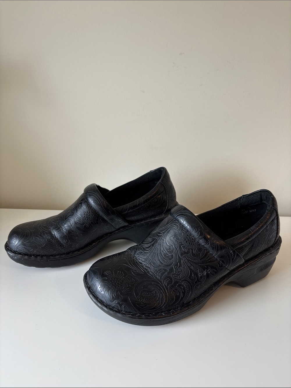 b.o.c. Black Paisley Embossed Slip-On Comfort Clogs 9W EUC